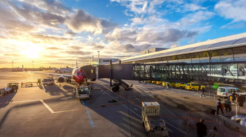 paisagem bonita de aeroporto com avião parado ilustrando melhores companhias aéreas