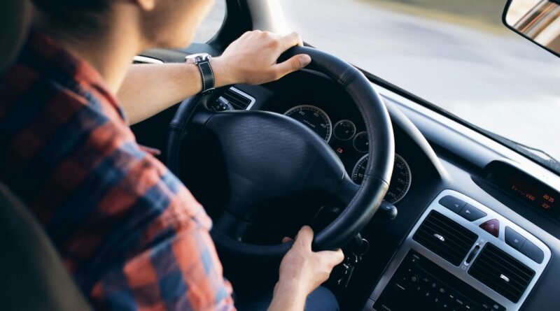 homem dirigindo carro ilustrando preços de aluguel de carro